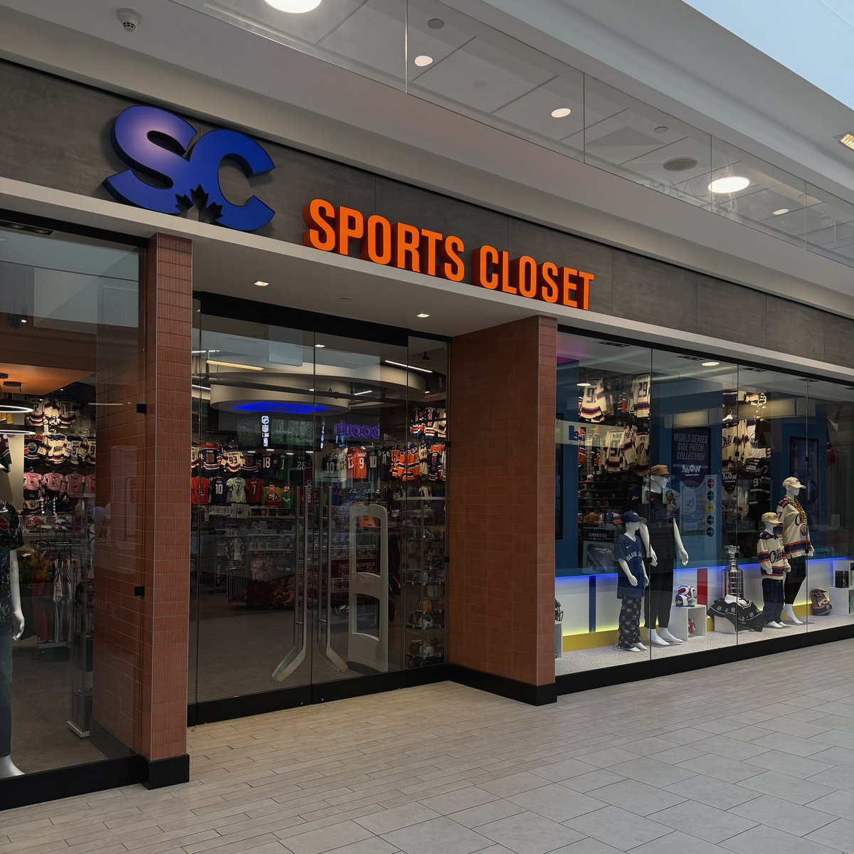 🧵 Sports Closet has been selling officially licensed gear in Edmonton for 25 years. A lot has changed. A lot hasn't. Thread:
