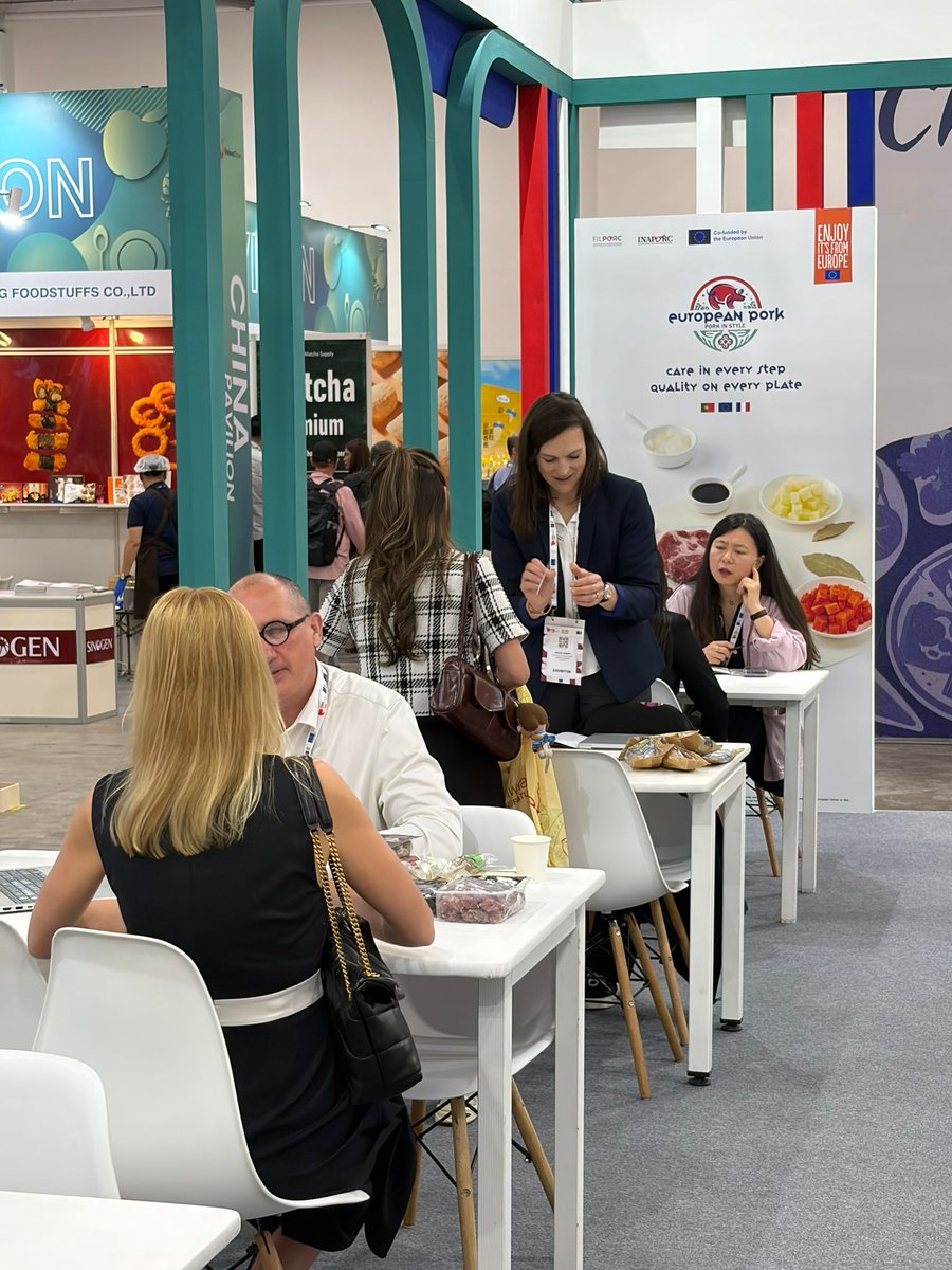 INAPORC's tweet photo. 📷 En direct de notre stand INAPORC / FILPORC au FHA Singapour.

Le salon a ouvert ses portes aujourd’hui et se tiendra jusqu’au vendredi 24 avril.

Quatre entreprises françaises sont présentes sur notre stand : Groupe Alliance, Groupe Bigard, LC Salaisons et Maison Duculty.

Il s'agit du premier salon pour 2026 qui se tient dans le cadre de notre campagne de promotion européenne "Pork In Style" pour promouvoir le porc européen, dont le porc français, en Corée du Sud et à Singapour. 🇸🇬🇰🇷

Dès ce premier jour, nos entreprises bénéficient de rendez-vous commerciaux de qualité et d’un fort engouement autour de nos animations et dégustations qui mettent en avant le porc français !🐖🇫🇷

@AnneRichardLaco @AdocomRP @arnaultnarcy @SNIA_FR @lacoopagricole @FNSEA @coordinationrur @culture_viande @FICT_FRANCE @confboucherie @lacnct @RESTAU_CO @FCDfrance
#salon #singapour #porc #porcfrancais #charcuteries #porkinstyle #FHA2026 #enjoyitsfromeurope