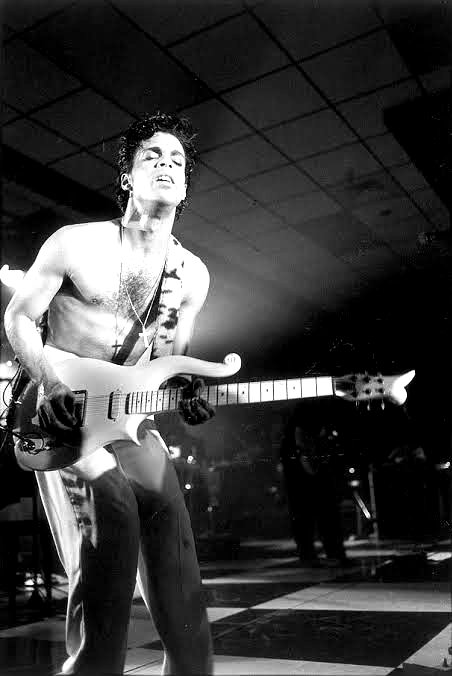 F3hvu6kKTYXcOAF's tweet image. The most important thing is to be true to yourself, but I also like danger. That’s what’s missing from pop music today. There’s no excitement or mystery.

#Prince
#RIP

Guitar
youtu.be/E1yDVPY1E-w