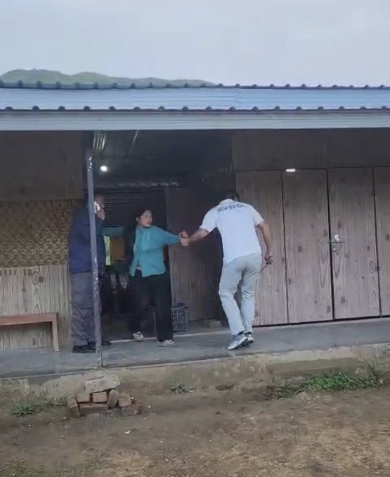 NEIndiaInsights's tweet photo. Today the Senapati District Naga Students went to Kangpokpi district and dragged a Nepali woman out of her shop and subjected her to humiliating treatment. This is the fascism that has been unleashed in Manipur by Biren Singh and NSCN-IM. @HMOIndia @PMOIndia https://t.co/9vtjPRFrTU