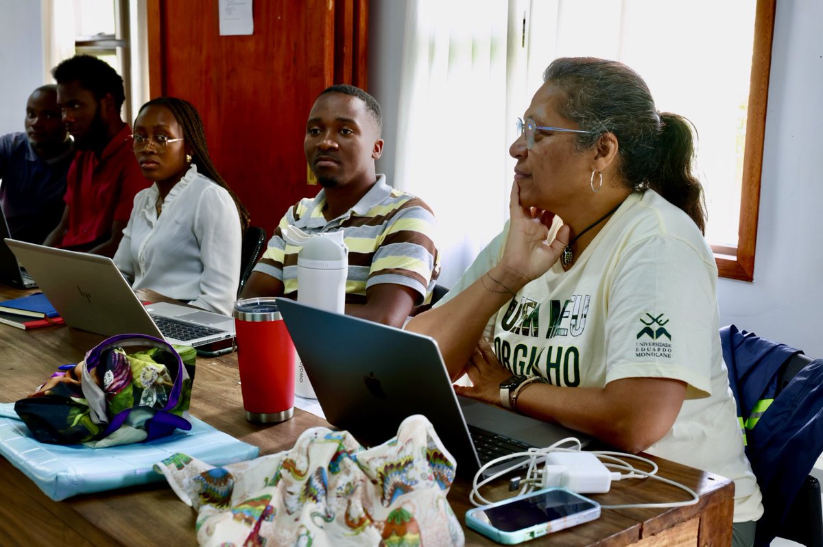 GorongosaPark's tweet photo. A Dra. Laura Baraza e Natasha Ribeiro conduziram um workshop de 48 horas sobre Ecologia Social, Teoria e Cultura e Dimensões na Conservação. O workshop decorreu no Parque Nacional da Gorongosa e contou com a participação de jovens de várias regiões de Moçambique. https://t.co/85YUzMV6kV