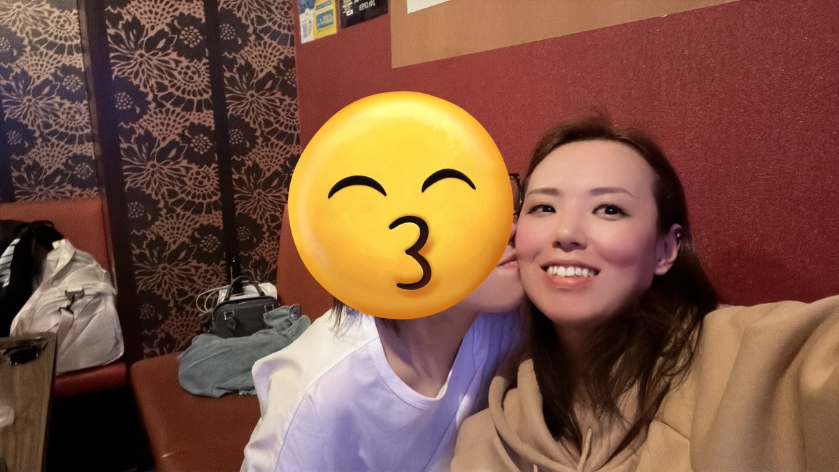 mickmick45's tweet photo. 18日は彼女のお誕生日前祝いデートだた♡
家まで迎えに来てくれて、焼肉行って、妹と合流するまでの間２軒目行って、合流して妹のお店行った🥩🔥

ショップ袋持ってるとプレゼントばれるし隠し持ってたからサプライズ？できた🤗
お揃いのネックレス🥰
彼女も妹もずっと笑ってて楽しそうで嬉しかった♡ https://t.co/62dFZjND2C