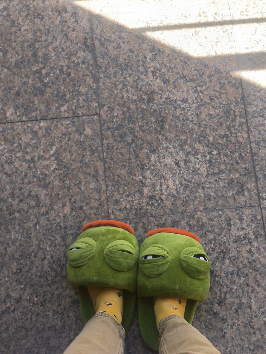 Olka_291's tweet photo. @tatan_nene Канцелярия которая нравится, а не дефолтная 
Смешные тапки 
Жмякалка
Фигурка кого-нибудь под монитор (у меня пушин-котик)
Горшочек с растением
Клёвая кружка
Свой запас вкусного чая, когда надоест офисный, иногда дрип-пакеты приношу
Кстати, тапки: https://t.co/YGe1CcXvmH