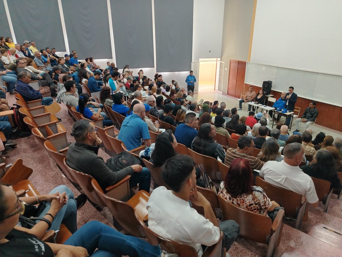 jquinteronews's tweet image. #21Abr | #Mérida Se desarrolla una asamblea intergremial, la medida asumida busca denunciar la precariedad extrema de los sueldos y la eliminación de las escalas jerárquicas dentro de las casas de estudio autónomas del país.

​#ULA #Mérida instagram.com/p/DXZZNJYjZs3/…