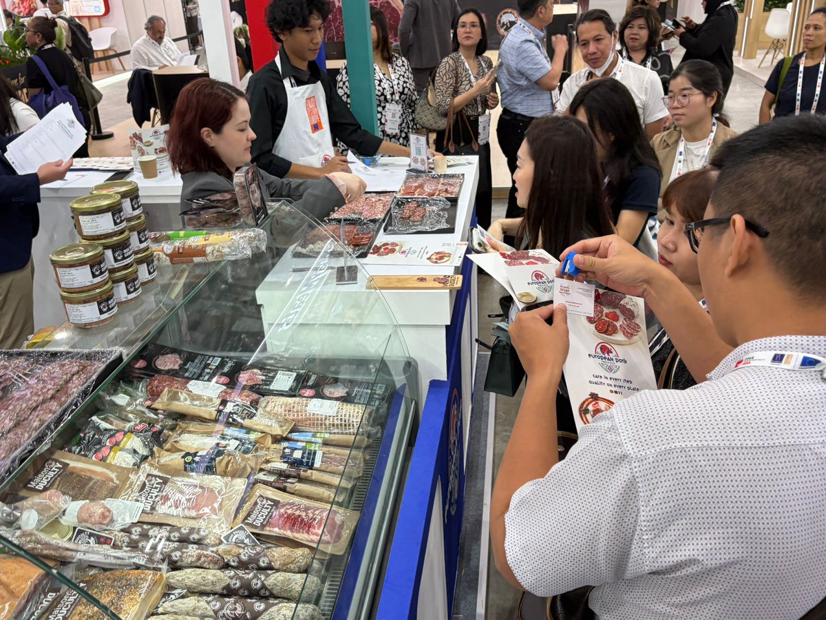 INAPORC's tweet photo. 📷 En direct de notre stand INAPORC / FILPORC au FHA Singapour.

Le salon a ouvert ses portes aujourd’hui et se tiendra jusqu’au vendredi 24 avril.

Quatre entreprises françaises sont présentes sur notre stand : Groupe Alliance, Groupe Bigard, LC Salaisons et Maison Duculty.

Il s'agit du premier salon pour 2026 qui se tient dans le cadre de notre campagne de promotion européenne "Pork In Style" pour promouvoir le porc européen, dont le porc français, en Corée du Sud et à Singapour. 🇸🇬🇰🇷

Dès ce premier jour, nos entreprises bénéficient de rendez-vous commerciaux de qualité et d’un fort engouement autour de nos animations et dégustations qui mettent en avant le porc français !🐖🇫🇷

@AnneRichardLaco @AdocomRP @arnaultnarcy @SNIA_FR @lacoopagricole @FNSEA @coordinationrur @culture_viande @FICT_FRANCE @confboucherie @lacnct @RESTAU_CO @FCDfrance
#salon #singapour #porc #porcfrancais #charcuteries #porkinstyle #FHA2026 #enjoyitsfromeurope