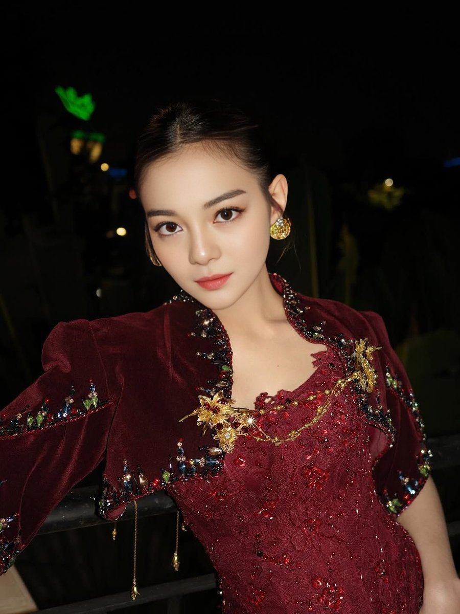 lituaira's tweet photo. ㅤ
Aku sangat mempercayai bahwa beberapa terang tidak hanya karena disinari oleh matahari, melainkan dinyalakan oleh perempuan-perempuan yang menolak tunduk pada gelapnya sendiri. Selamat Hari Kartini, tim hebat.
ㅤ https://t.co/4hbG4wTDfE