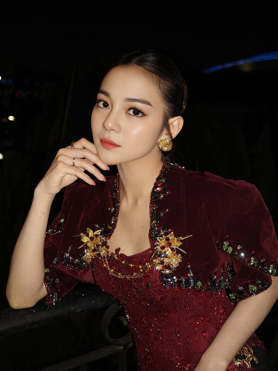 lituaira's tweet photo. ㅤ
Aku sangat mempercayai bahwa beberapa terang tidak hanya karena disinari oleh matahari, melainkan dinyalakan oleh perempuan-perempuan yang menolak tunduk pada gelapnya sendiri. Selamat Hari Kartini, tim hebat.
ㅤ https://t.co/4hbG4wTDfE