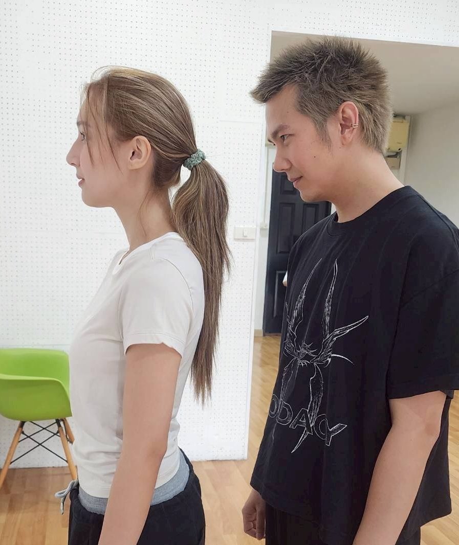 ยืนมองจากด้านหลังเหมือนกัน แต่สายตาสื่ออารมณ์ที่แต่งต่างกันมากๆ น้องบิวเก่งอ่ะ

⋆࣪˖ ִֶָ₊ ⊹ <a href="/JakeB4rever/">BIU.</a> ⋆࣪˖ ִֶָ₊ ⊹
#BuildJakapan #Beyourluve 
#ทีมพญาวายุจักร
#นาคราชเดอะมิวสิคัล #NagaRajTheMusical