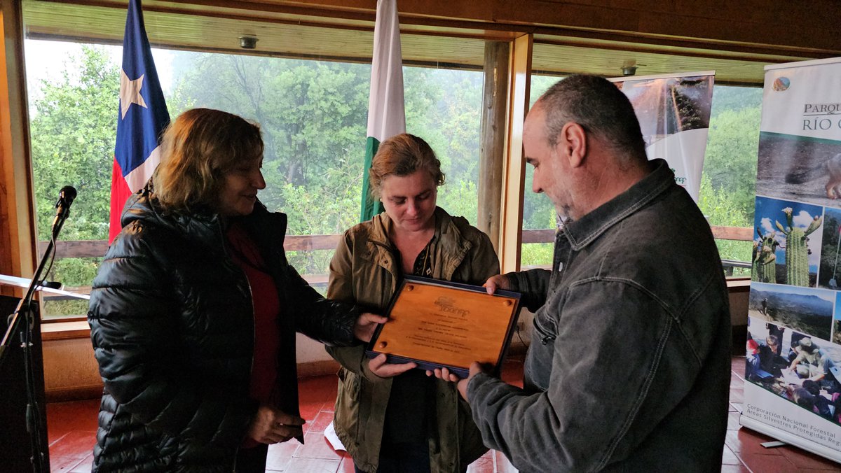 conaf_rm's tweet photo. Autoridades, guardaparques y los hijos del matrimonio Solervicens Cruzat, entregaron el libro “Insectos del Parque Nacional Río Clarillo y áreas aledañas del Cajón del Maipo” a colegios de #Pirque, fortaleciendo la educación ambiental de la comuna🪲🍃 https://t.co/1kirIBQY78