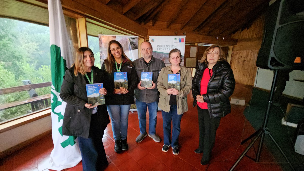 conaf_rm's tweet photo. Autoridades, guardaparques y los hijos del matrimonio Solervicens Cruzat, entregaron el libro “Insectos del Parque Nacional Río Clarillo y áreas aledañas del Cajón del Maipo” a colegios de #Pirque, fortaleciendo la educación ambiental de la comuna🪲🍃 https://t.co/1kirIBQY78