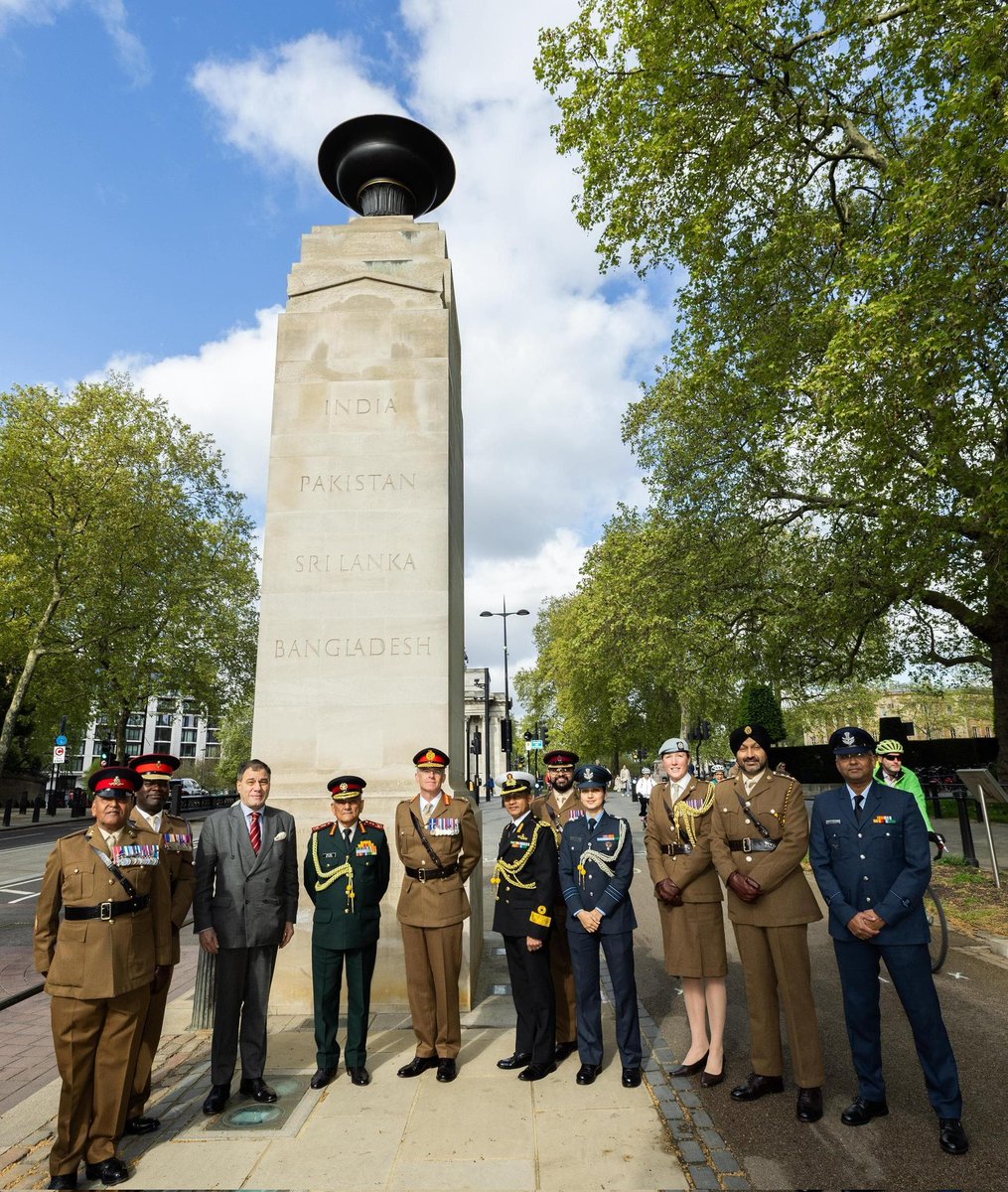 airnewsalerts's tweet image. 🇮🇳 🤝🏼 🇬🇧 | Chief of Defence Staff, General Anil Chauhan, lays a wreath at Memorial Gates, Constitution Hill, #UK, paying solemn tribute to the fallen and honouring their courage and supreme sacrifice.

The ceremony reflects shared military traditions and enduring values of