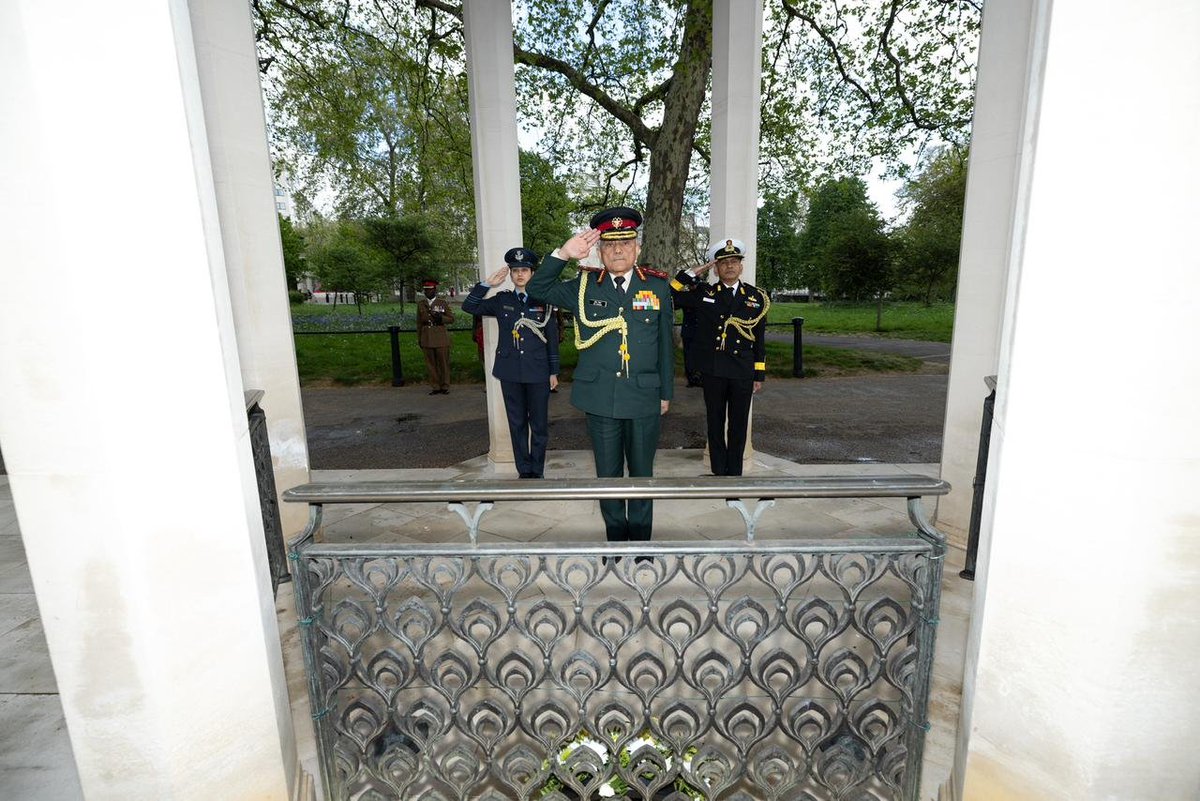 airnewsalerts's tweet image. 🇮🇳 🤝🏼 🇬🇧 | Chief of Defence Staff, General Anil Chauhan, lays a wreath at Memorial Gates, Constitution Hill, #UK, paying solemn tribute to the fallen and honouring their courage and supreme sacrifice.

The ceremony reflects shared military traditions and enduring values of