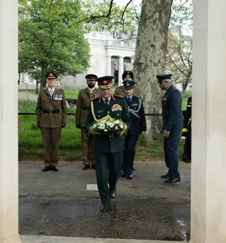 airnewsalerts's tweet image. 🇮🇳 🤝🏼 🇬🇧 | Chief of Defence Staff, General Anil Chauhan, lays a wreath at Memorial Gates, Constitution Hill, #UK, paying solemn tribute to the fallen and honouring their courage and supreme sacrifice.

The ceremony reflects shared military traditions and enduring values of