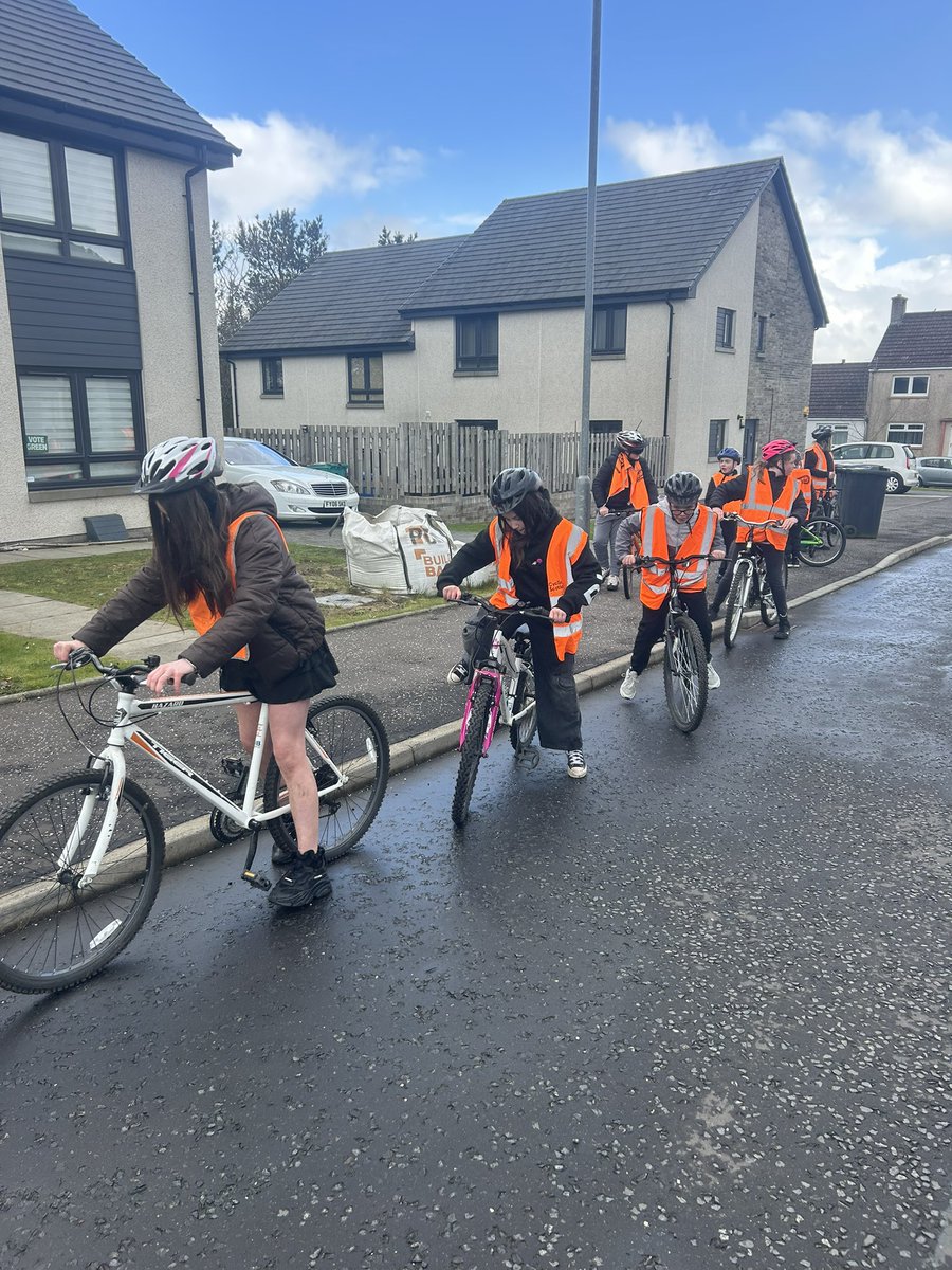 VeldonMrs's tweet photo. Now we used our skills on the roads. We learned how to ride safely and deal with traffic 🚴‍♀️ https://t.co/zQkj5Ypd7Z
