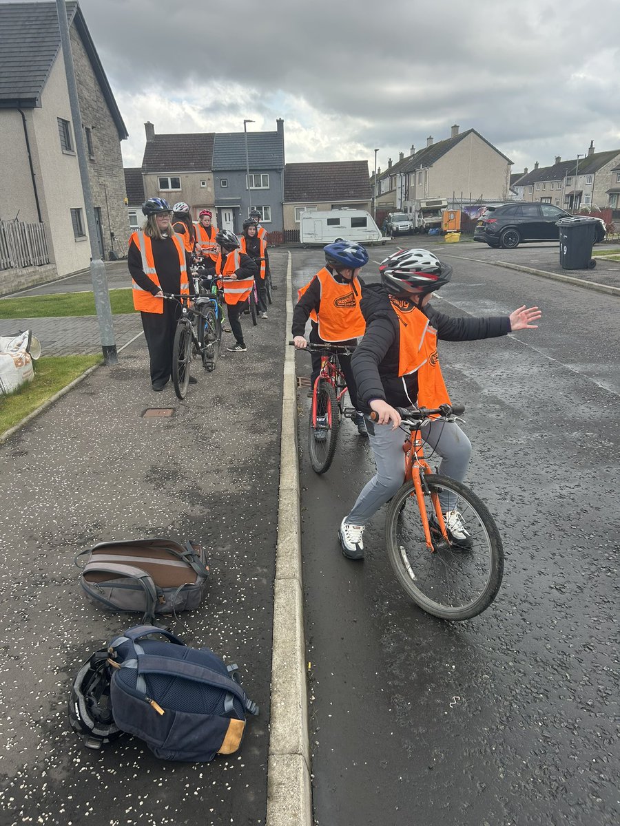 VeldonMrs's tweet photo. Now we used our skills on the roads. We learned how to ride safely and deal with traffic 🚴‍♀️ https://t.co/zQkj5Ypd7Z