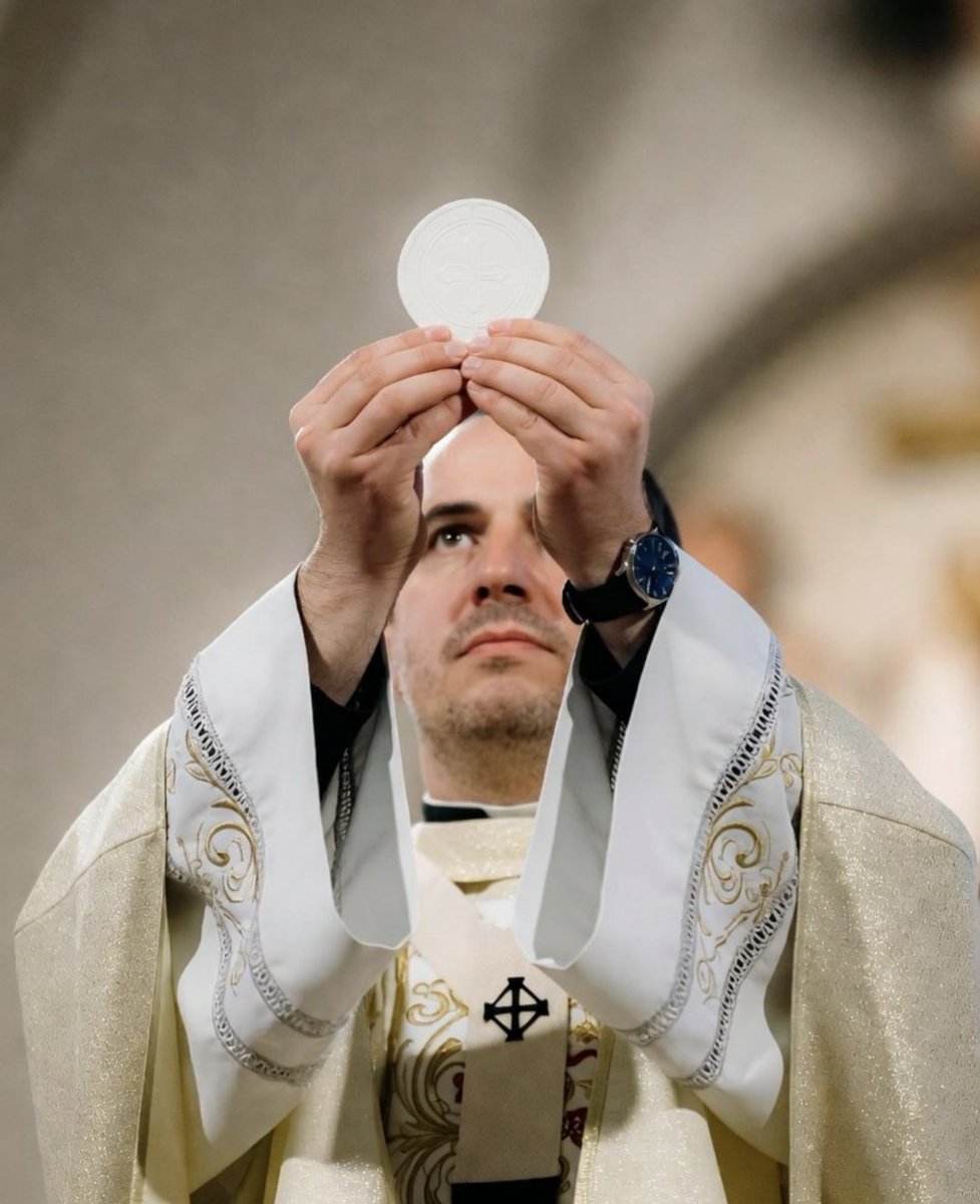 lopezberto77's tweet image. Today's gospel 
#Catholic #Bible.
 John 6:31-32
[31]Our fathers ate manna in the desert, just as it has been written, 'He gave them #bread from #heaven to eat.' "
[32]Therefore, Jesus said to them: "Amen, amen, I say to you, Moses did not give you bread from heaven, but my Father