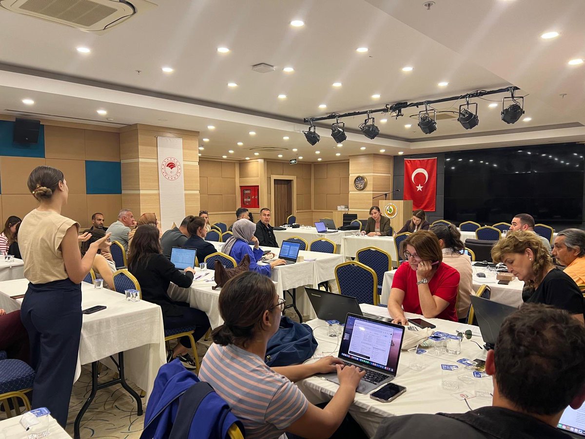 meb_dhgm's tweet photo. 🌿 Bakanlığımız ile Tarım ve Orman Bakanlığı arasında imzalanan Köklerden Geleceğe Nefes Protokolü kapsamında, Genel Müdürlüğümüz ve Orman Genel Müdürlüğü iş birliğiyle Orman Okulu Eğitim Materyali Geliştirme Çalıştayı 15-18 Nisan 2026 tarihlerinde gerçekleştirildi.

🌱 Farklı illerden 45 alan uzmanının katkısıyla yürütülen çalıştayda, Türkiye Yüzyılı Maarif Modeli doğrultusunda okul öncesi ve ilkokul kademelerine yönelik eğitim içerikleri hazırlandı.

👉🏻 https://t.co/SVYT5ceTFV
@tcmeb @Yusuf__Tekin @omurfatih