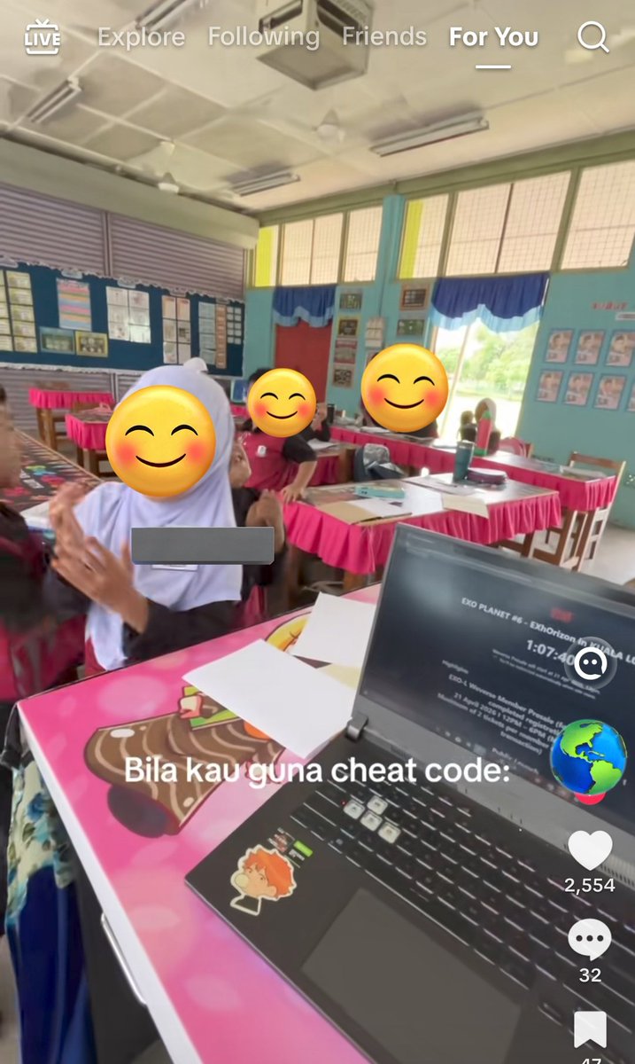 I assume cikgu ni war ticket time budak rehat la ye. Next time kpopers cikgu engko kalo nak war ticket ambik la AL ke apa, nampak kurang bijak upload content gini dalam kelas pulak tu. Engko tu warga pendidik tau ingat tu