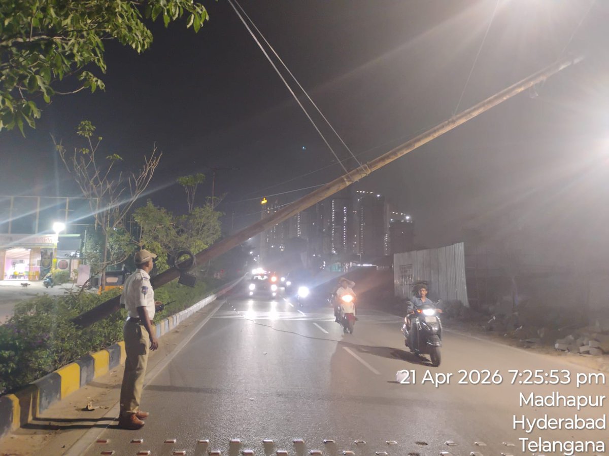 CYBTRAFFIC's tweet image. Traffic Advisory:

Traffic congestion is expected from NIA to Vishnu Vistara due to a partially collapsed electrical pole. Commuters are advised to avoid the stretch, follow traffic diversions, and plan alternate routes.

#TrafficAdvisory #TrafficAlert #HyderabadTraffic