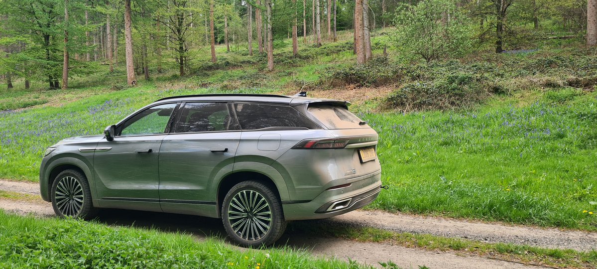 MttRbnsn's tweet image. First, a spot of light off-roading around the West Wycombe Estate in the #Jaecoo8 #PHEV.

Impressive levels of clag on it.
