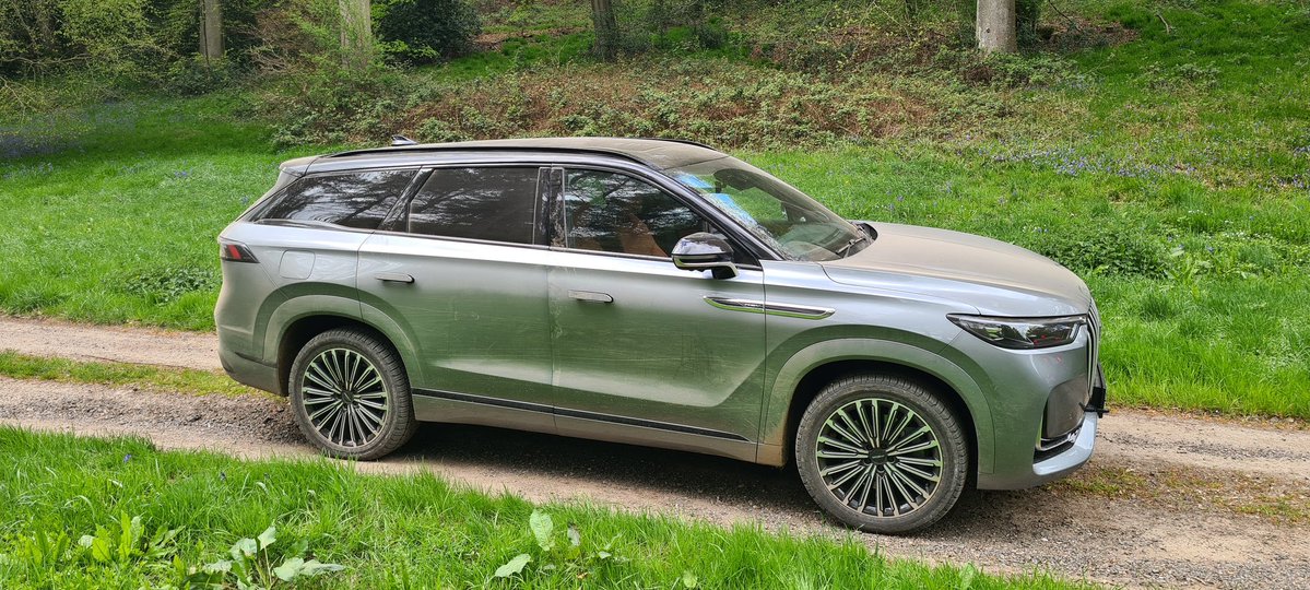 MttRbnsn's tweet image. First, a spot of light off-roading around the West Wycombe Estate in the #Jaecoo8 #PHEV.

Impressive levels of clag on it.