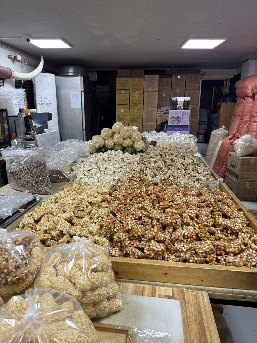 現代アウトレットに行ったら10周年のお祝いしてた🥳リュジンちゃんのお祝いもしてきた🎂💞
韓国着いて初めての食べ物がチーズ入り練り物🧀めっちゃ美味しかった！！
でも韓国人の方がたくさんいておどおどしてたら注文に苦戦💦
その後はポン菓子のお店へ‼︎たくさんあってびっくり😲味見もくれた♡