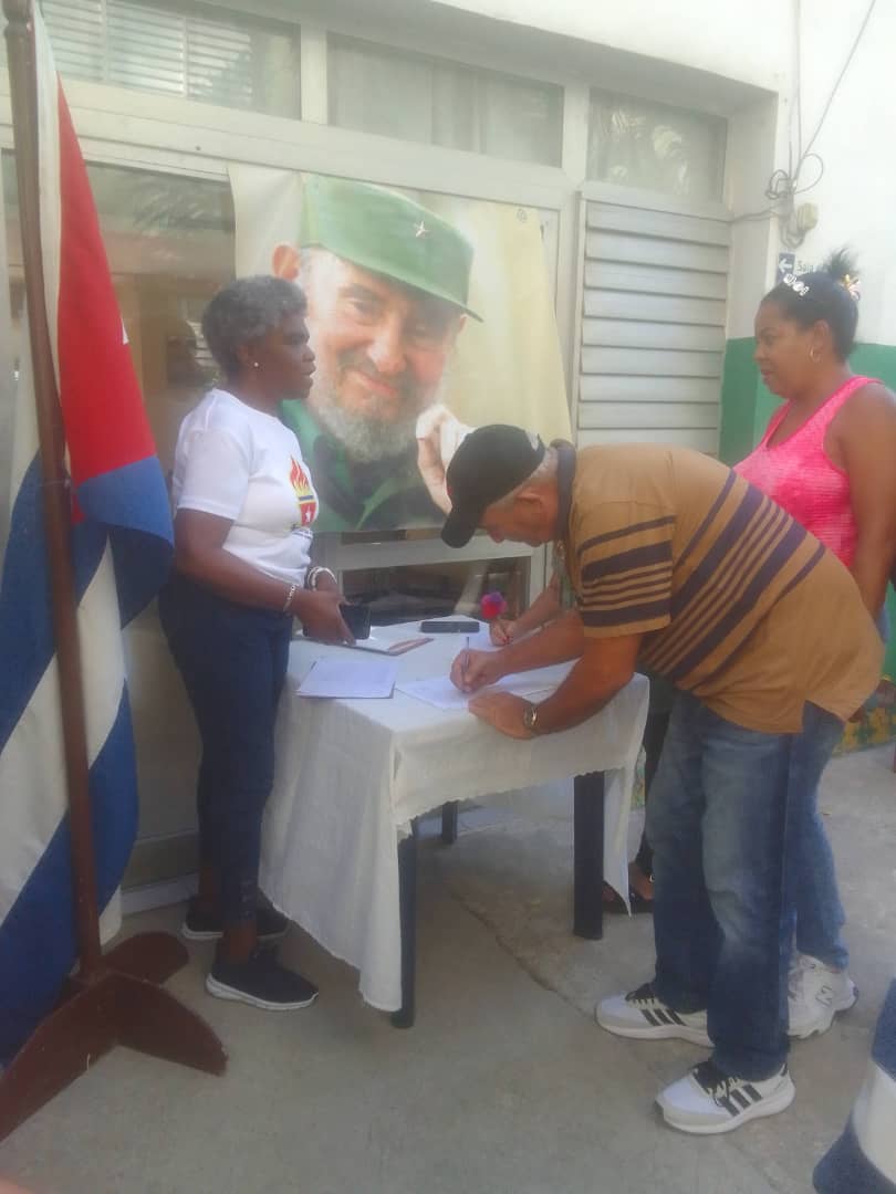 Nos mantendremos firmes en la defensa de la Revolución y de nuestros logros alcanzados ante cualquier amenaza, defendiéndolas por cualquier medio posible. <a href="/DiazCanelB/">Miguel Díaz-Canel Bermúdez</a>
 <a href="/CubaMined/">MINED</a>
 <a href="/DirectEducaHab/">Karenia Marrero Arrechea</a>
 <a href="/YanetHzP25/">Yanet Hernández</a>
 <a href="/IzquierdoAlons1/">Livan Izquierdo Alonso</a>
 <a href="/YaikelEchevarr2/">Yaikel Echevarría</a>
<a href="/EducaHabana/">Dirección Provincial de Educación La Habana</a>