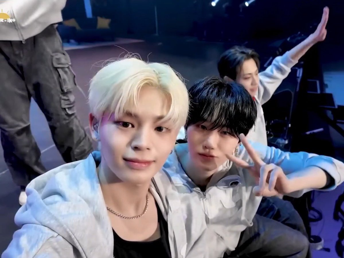 dailyjimunz's tweet image. jimunz of the day 🤍💜 #지윤서 #문정현 
#지문즈