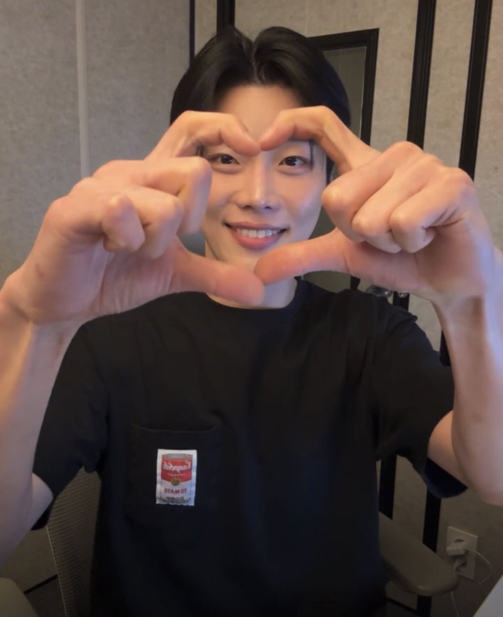 𝑨𝒑𝒓𝒊𝒄𝒊𝒕𝒚 tweet media