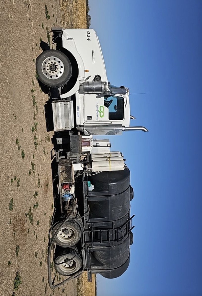 CountryPartner's tweet photo. Our Agronomy team is out in full force, working hard to deliver the timely service our producers depend on. We’re thankful for the commitment and long hours our employees put in to help keep operations running smoothly!

📸: Alden Marshall, Gothenburg Agronomy https://t.co/BG9vda15Fz