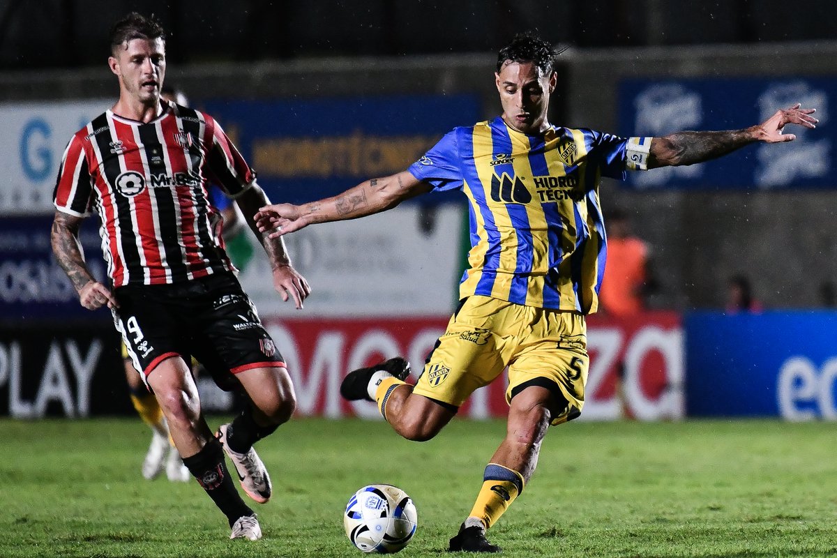 AtlantaRetro2's tweet image. #EcosdelClásico

✅ Con el triunfo de anoche, Atlanta quedó sólo una victoria debajo de los exvecinos en el historial como local del clásico.

👉  Siendo local #Atlanta, jugaron 70 veces:

✔️ #Atlanta ganó 24, con 82 goles.
✔️ Exvecinos ganaron 25, con 92 goles.
✔️ Empataron 21.