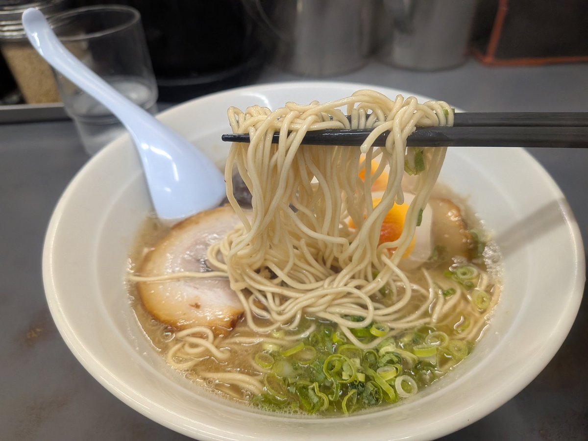 yursus2020's tweet photo. #博多一番 味玉ラーメン(890円)

·相模原周辺でNo.1本格博多ラーメン
·博多出身者も納得の豚骨スープと細麺
·無課金アイテム紅しょうがニンニク辛子高菜常備
·メニューも豊富でチャンポン焼飯もオススメ
*最近値上げしたので注意
#相模原グルメ
#相模原ラーメン
#相模大野グルメ
#相模大野ラーメン https://t.co/oHPcDwLW6L