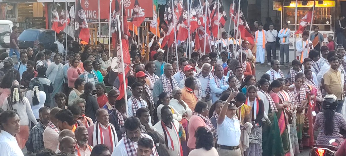 SelvakumarGks's tweet photo. இன்று உதகமண்டலம் தொகுதி முழுவதும் தேசிய ஜனநாயகக் கூட்டணியின் அனைத்து தோழமை கட்சிகளுடன் இணைந்து, வெற்றி வேட்பாளர் திரு. போஜராஜன் அவர்களின் வெற்றிக்காக இறுதிக்கட்ட தீவிர பிரச்சாரத்தை முன்னெடுத்தோம்.

ஒரே இலக்கு - வளர்ச்சி! ஒரே சின்னம் - தாமரை! 
#Ooty #BJP #Bhojarajan #NDA https://t.co/r0pYPqDPly
