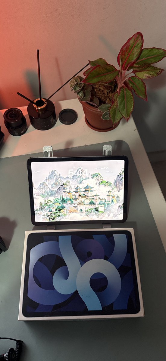 iPad Air 4 256GB cellular 4,300ghc only 
DM
