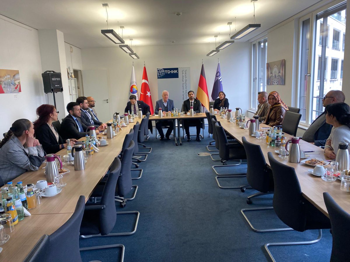 TDIHK's tweet photo. Junge Unternehmer:innen aus Nordzypern zu Gast bei der TD-IHK 🇩🇪🤝🇹🇷

Wir hatten die Freude, eine Delegation von Jungunternehmer:innen aus Nordzypern im Rahmen ihres Deutschlandbesuchs bei der TD-IHK zu begrüßen.
Die Gruppe – rund um ihren Präsidenten Yusuf Tekinay – wurde von Okan Özoğlu (Geschäftsführer) und Nalan Yetim (Stellv. Geschäftsführerin) empfangen.
Im Mittelpunkt standen der persönliche Austausch, Einblicke in die Arbeit der TD-IHK sowie aktuelle Entwicklungen der deutsch-türkischen Wirtschaftsbeziehungen. Die Vielfalt der vertretenen Branchen – von Produktion über Handel bis hin zu Dienstleistungen – unterstreicht das große Potenzial für zukünftige Kooperationen.
Besonders gefreut hat uns, dass auch TD-IHK Mitglieder vor Ort waren und die Gelegenheit für intensives Networking sowie erste konkrete Gespräche genutzt haben.
Gerade der Dialog mit jungen Unternehmer:innen ist für uns besonders wertvoll – denn sie gestalten die wirtschaftlichen Beziehungen von morgen aktiv mit.
Wir bedanken uns herzlich für den Besuch und freuen uns auf den weiteren Austausch!

Kuzey Kıbrıs’tan genç girişimciler TD-IHK’da misafirimiz oldu 🇩🇪🤝🇹🇷

Almanya ziyaretleri kapsamında Kuzey Kıbrıs’tan gelen genç girişimcilerden oluşan bir heyeti TD-IHK’da ağırlamaktan büyük memnuniyet duyduk.
Başkan Yusuf Tekinay liderliğindeki heyet, Okan Özoğlu (Genel Sekreter) ve Nalan Yetim (Genel Sekreter Yardımcısı) tarafından karşılandı.
Görüşmede; karşılıklı fikir alışverişi, TD-IHK’nın faaliyetlerine dair bilgilendirmeler ve Alman-Türk ekonomik ilişkilerindeki güncel gelişmeler ele alındı. Üretimden ticarete ve hizmet sektörüne kadar uzanan geniş sektör yelpazesi, gelecekteki iş birlikleri açısından önemli bir potansiyeli ortaya koydu.
Ayrıca TD-IHK üyelerimizin de katılımıyla, verimli bir networking ortamı oluştu ve ilk somut temaslar kuruldu.
Genç girişimcilerle kurulan bu tür diyaloglar bizim için ayrı bir önem taşıyor – zira yarının ekonomik ilişkilerini şekillendiren aktörler tam da onlar.
Nazik ziyaretleri için kendilerine teşekkür ediyor, önümüzdeki dönemde de temaslarımızı sürdürmeyi diliyoruz.

#TDIHK #GençGirişimciler #KuzeyKıbrıs #Jungunternehmer