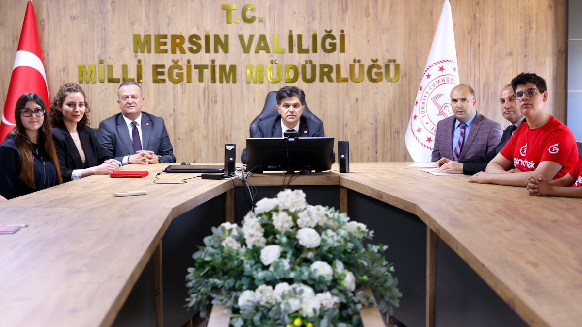 MersinMEM's tweet photo. İl Millî Eğitim Müdürü Muhammed Özdemirci, 2. Gençtek Zirvesi'nde ilimizi başarıyla temsil ederek plaket almaya hak kazanan öğrencileri makamında kabul etti. 🎖️

🔗 https://t.co/jzJBAjSZMA

@tcmeb
@Yusuf__Tekin 
@MersinValiligi 
@valiatillatoros 
@Muhammed0744 https://t.co/eyMoMemEON