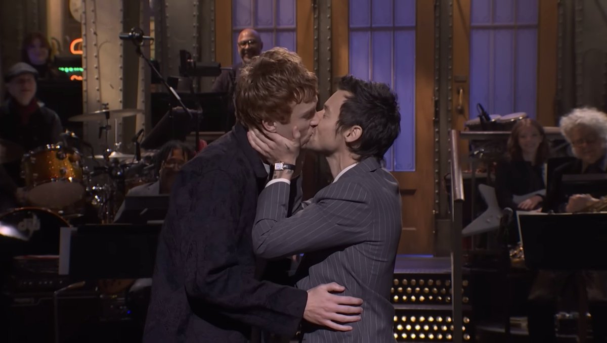 eu acho que o harry não sabe beijar mulher, só acho mesmo