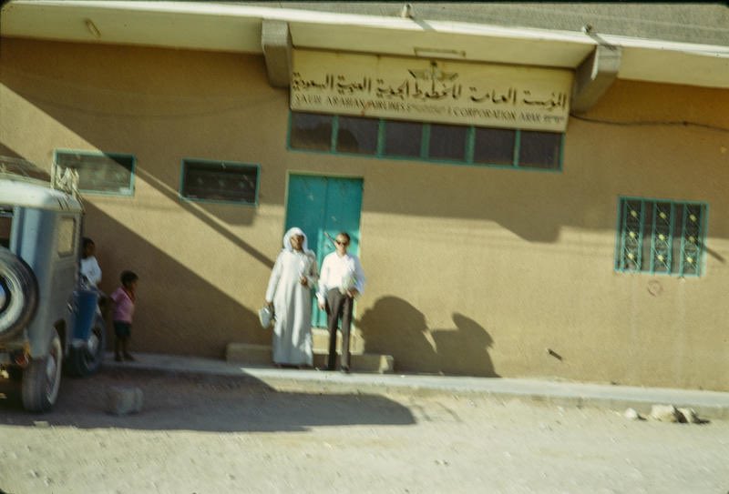 Aziz_ghunaim7's tweet photo. مجموعة صور التقطت في مطار بدنة 

بدنة هي احدى محطات خط التابلاين وهي اول تجمع حضاري في مدينة عرعر حيث نشأت المدينة كإحدى محطات ضخ التابلاين

يظهر في الصور مكتب الخطوط السعودية ببدنة 

التقطت الصور بعام ١٩٦٩م بواسطة النيوزلندي كليف تايت

المصدر : متحف النقل والتقنية النيوزلندي https://t.co/GF00wuuU42