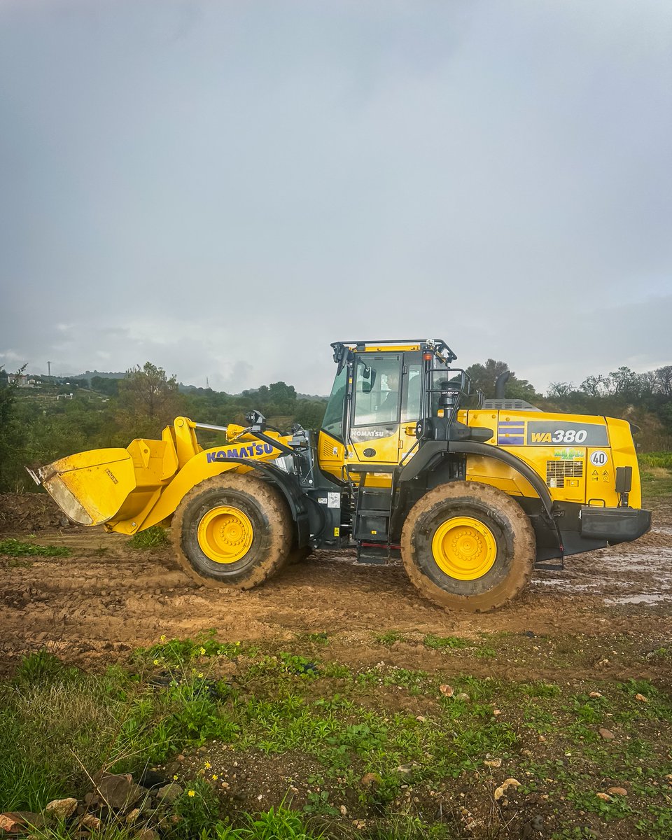 KomatsuEspana's tweet image. Entregada por nuestro distribuidor de Tarragona, Taller Mecanic Montroig esta #Pala #Cargadora #Komatsu WA380-8. Máquina de primer nivel ofrece máxima #eficiencia, #potencia y gran ahorro de #combustible
 👉 #POTENCIA: 143 kW
 👉 #PESO: 19.000 kg
 👉 #CUCHARA: 3,35 m³