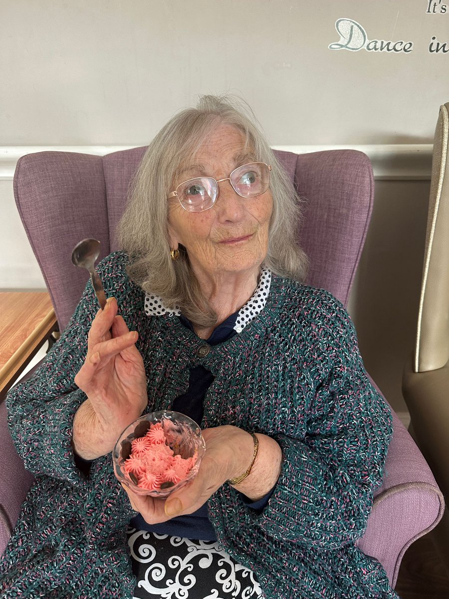 FromeNHome's tweet image. What a lovely few days we've had here! Elisabeth has been making the most of the sunshine, and there really is nothing quite like a bit of animal therapy to put a smile on your face! 🩷
#frome #somerset #caring #responsive