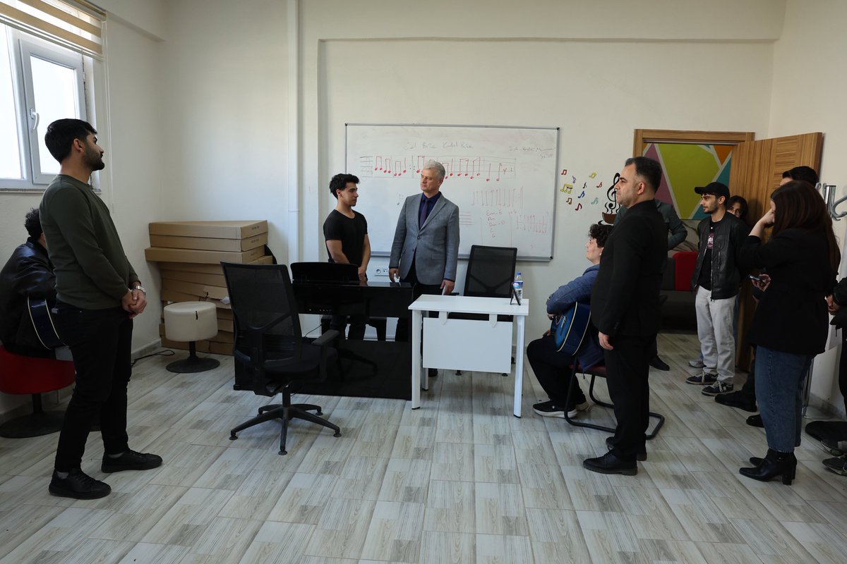 GSB_Mus's tweet photo. İl Müdürümüz Yusuf Kılıç, Muş Alparslan Üniversitesi Genç Ofisi’ni ziyaret ederek ‘Kulüp ve Atölyeleri’nde bir dizi incelemelerde bulundu.

İl Müdürümüz, #Güzelsanatlaratölyesi kapsamında “gitar” ve “resim-karakalem” eğitimi alan gençlerle bir araya gelerek sohbet etti.
@OA_BAK https://t.co/ck9R2R46tX