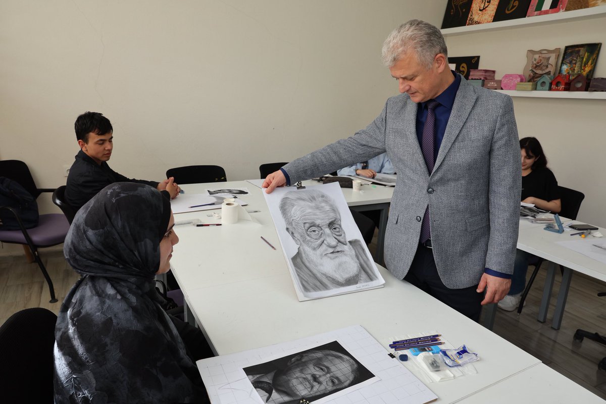 GSB_Mus's tweet photo. İl Müdürümüz Yusuf Kılıç, Muş Alparslan Üniversitesi Genç Ofisi’ni ziyaret ederek ‘Kulüp ve Atölyeleri’nde bir dizi incelemelerde bulundu.

İl Müdürümüz, #Güzelsanatlaratölyesi kapsamında “gitar” ve “resim-karakalem” eğitimi alan gençlerle bir araya gelerek sohbet etti.
@OA_BAK https://t.co/ck9R2R46tX