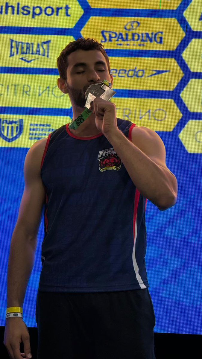 futtfeem's tweet photo. não pude ir no último jogo da seleção contra o Canadá, mas tava levando medalha pra casa assim como elas https://t.co/te38Zf75f6