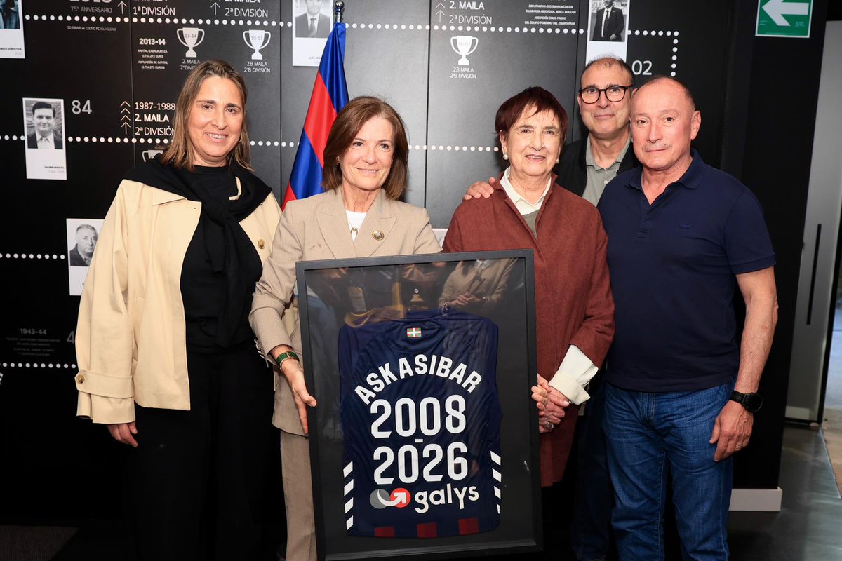 SDEibar's tweet photo. 𝐀𝐬𝐤𝐚𝐬𝐢𝐛𝐚𝐫 𝟐𝟎𝟎𝟖-𝟐𝟎𝟐𝟔

🫀 Eskerrik asko bihotz-bihotzez

#BetiArmaginak⚔️ https://t.co/cpQMPubuPW