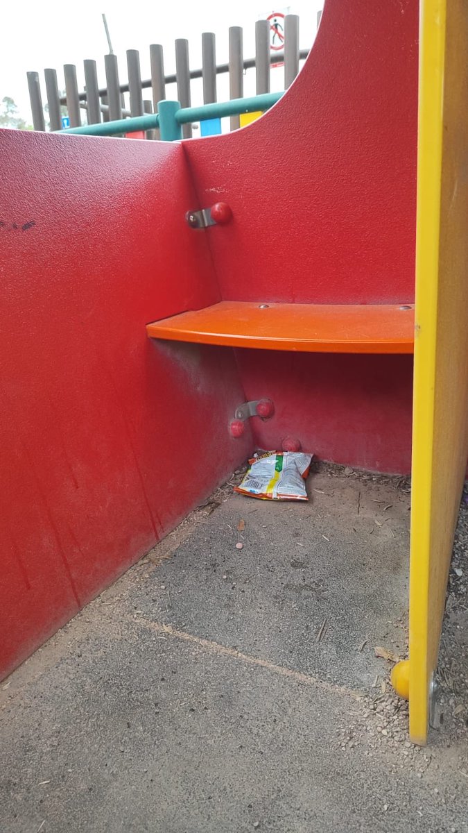 Madresenfu's tweet photo. Un lugar idílico para jugar, para llevarse algo a la boca, para ahogarse o coger una infección. 
Lorca merece algo mejor.

Parque de la rambla de las señoritas en la Viña, junto al Lidl. https://t.co/RwF1JvaBCJ