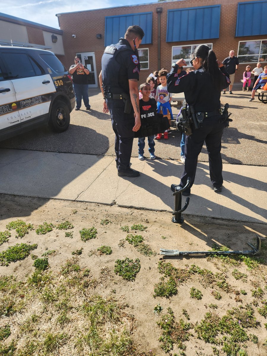 PuebloPolice1's tweet image. Pueblo Police Officers visited Haaff Elementary School's 1st Grade class! 🚓👮‍♂️ Kids learned about safety, community roles, &amp;amp; building trust. Thanks for having us, Haaff! 💙 #CommunityEngagement #PuebloPolice