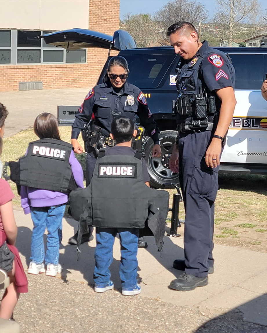 PuebloPolice1's tweet image. Pueblo Police Officers visited Haaff Elementary School's 1st Grade class! 🚓👮‍♂️ Kids learned about safety, community roles, &amp;amp; building trust. Thanks for having us, Haaff! 💙 #CommunityEngagement #PuebloPolice
