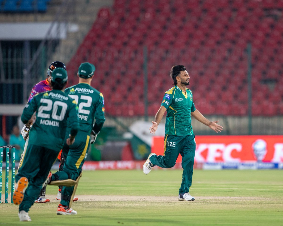 thePSLt20's tweet image. Sultans get the proceedings underway with two strikes in the powerplay

#HBLPSL11 | #NewEra | #RPvMS