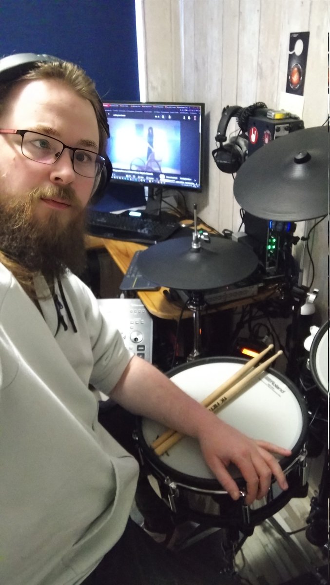 krisvlas's tweet image. Ik ben live op Twitch! all's je zin hebt Kom dan gezellig eens een kijkje nemen! Op: Twitch.tv/krisunshaven 👈🏻  en volg voor meer 

#twitch #twitchstream #twitchNL #KrisUnshaven #twitchgamer #twitchdrummer #twitchdrummers