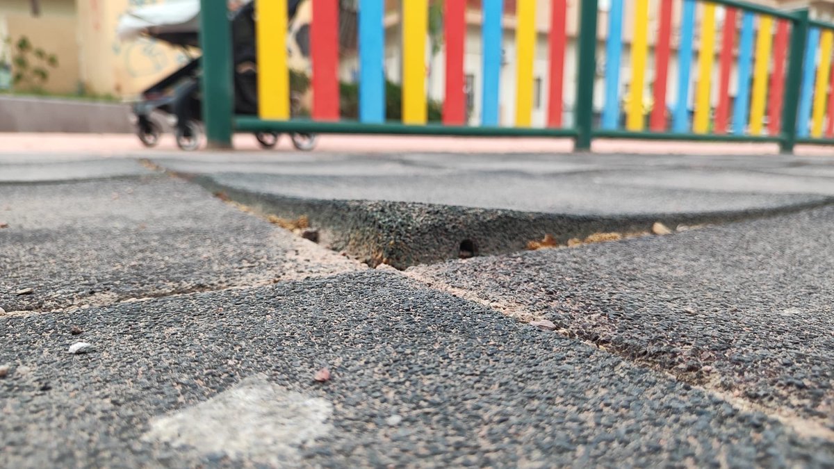 Madresenfu's tweet photo. Cuando el suelo del parque se deteriora se pone en peligro a quienes más debemos proteger.

Parque de la rambla de las señoritas en la Viña, junto al Lidl. https://t.co/6MG8JwDLyE
